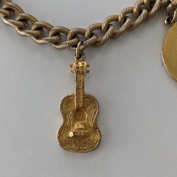 VTG SIGNED 1977 ELVIS GOLD TONE CHARM BRACELET - Picture 5 of 10